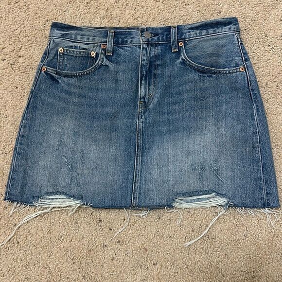 Like New Levi’s Destructive Jean Skirt size 30 - Picture 1 of 10